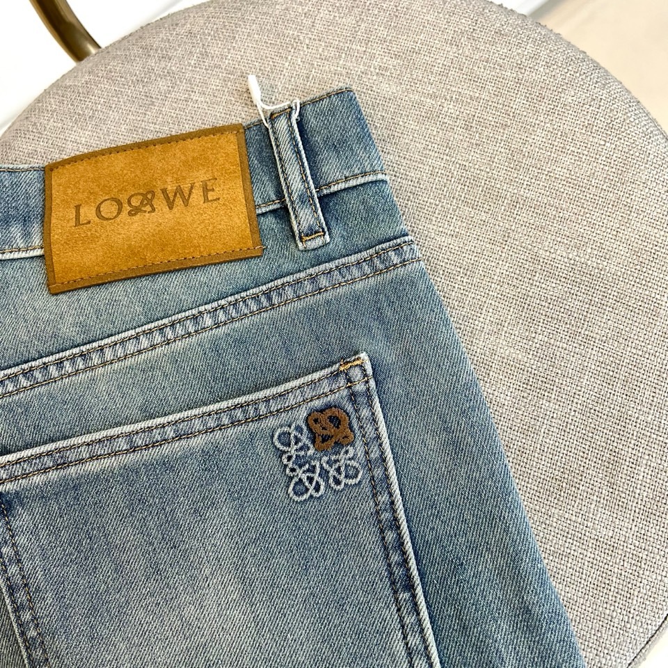 Lowe罗意威、2026春夏新品牛仔裤，以纯净温柔的色调开启季节焕新。经典直筒版型利落挺括，修饰腿部线条