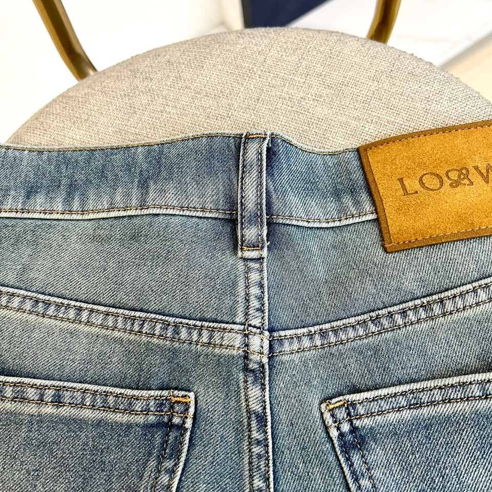 Lowe罗意威、2026春夏新品牛仔裤，以纯净温柔的色调开启季节焕新。经典直筒版型利落挺括，修饰腿部线条