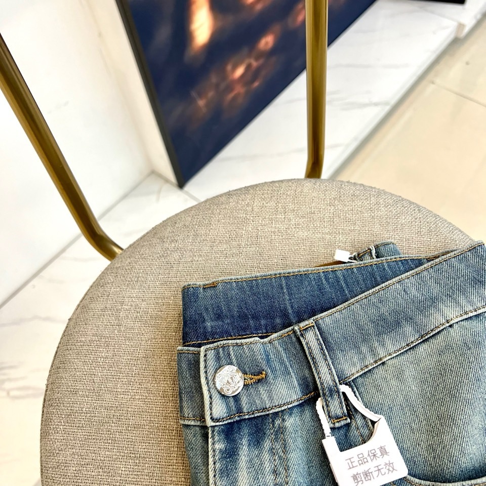 Lowe罗意威、2026春夏新品牛仔裤，以纯净温柔的色调开启季节焕新。经典直筒版型利落挺括，修饰腿部线条