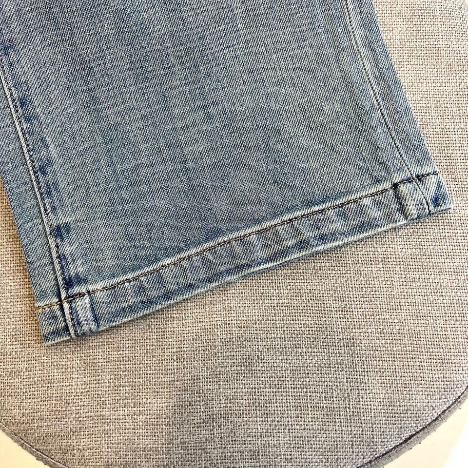 Lowe罗意威、2026春夏新品牛仔裤，以纯净温柔的色调开启季节焕新。经典直筒版型利落挺括，修饰腿部线条