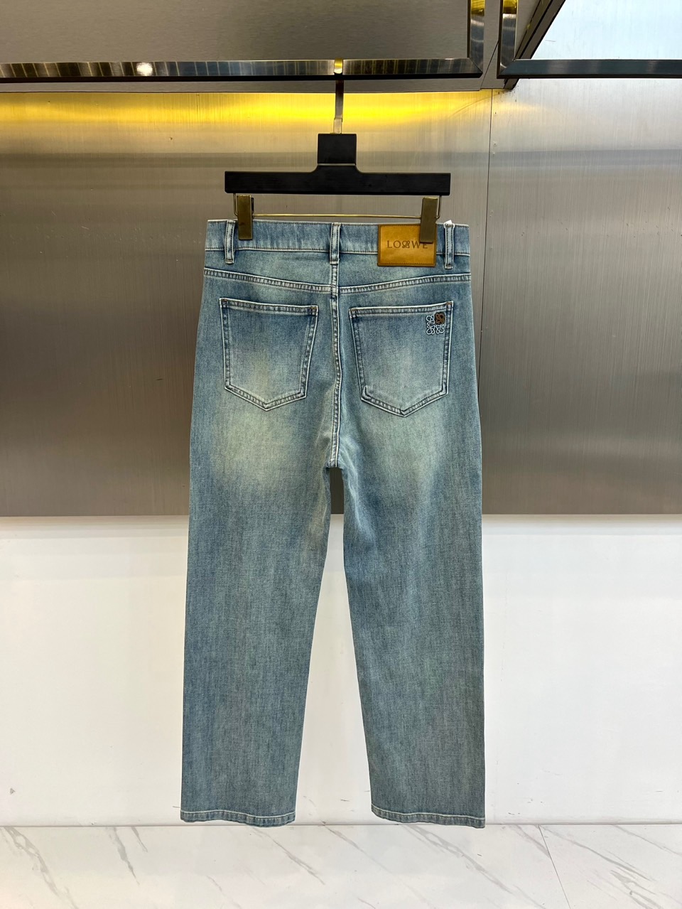 Lowe罗意威、2026春夏新品牛仔裤，以纯净温柔的色调开启季节焕新。经典直筒版型利落挺括，修饰腿部线条
