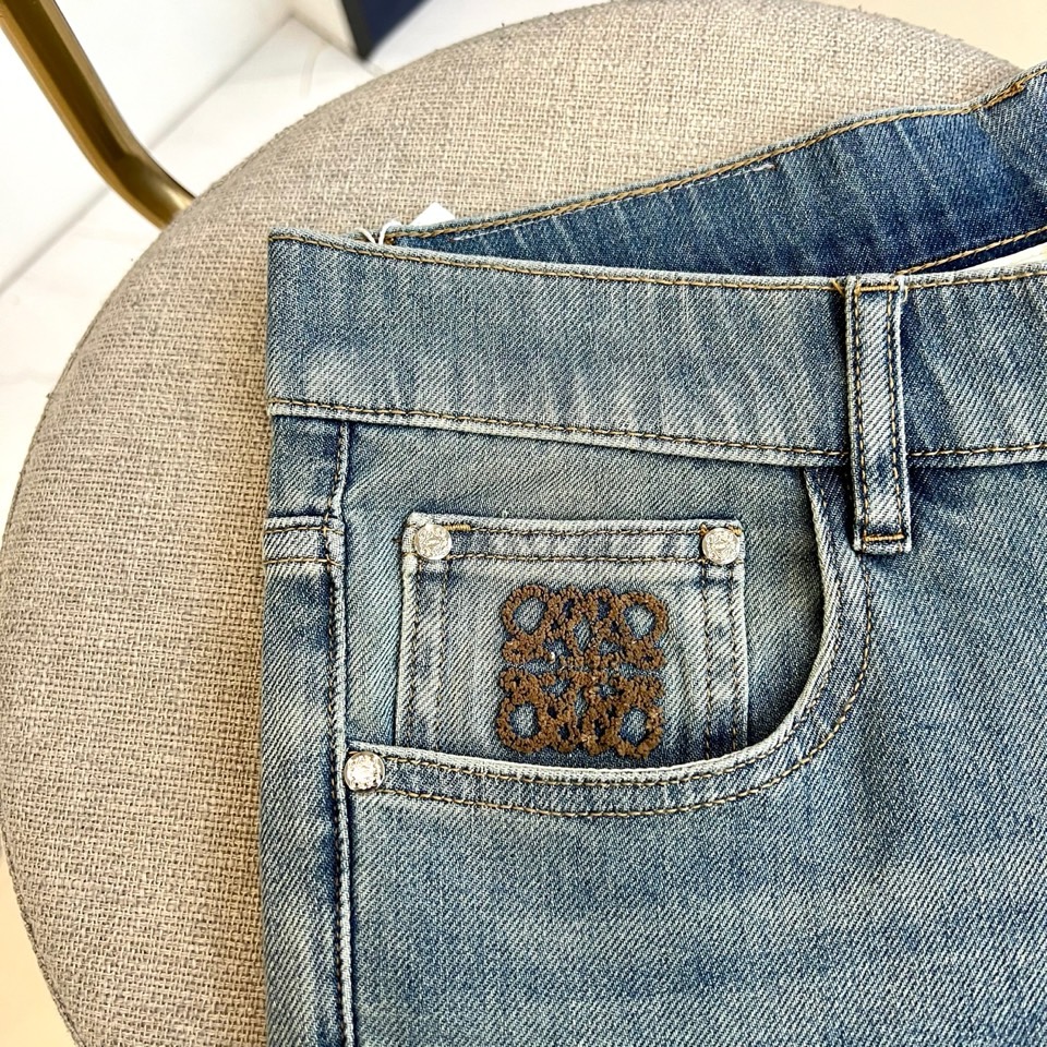 Lowe罗意威、2026春夏新品牛仔裤，以纯净温柔的色调开启季节焕新。经典直筒版型利落挺括，修饰腿部线条