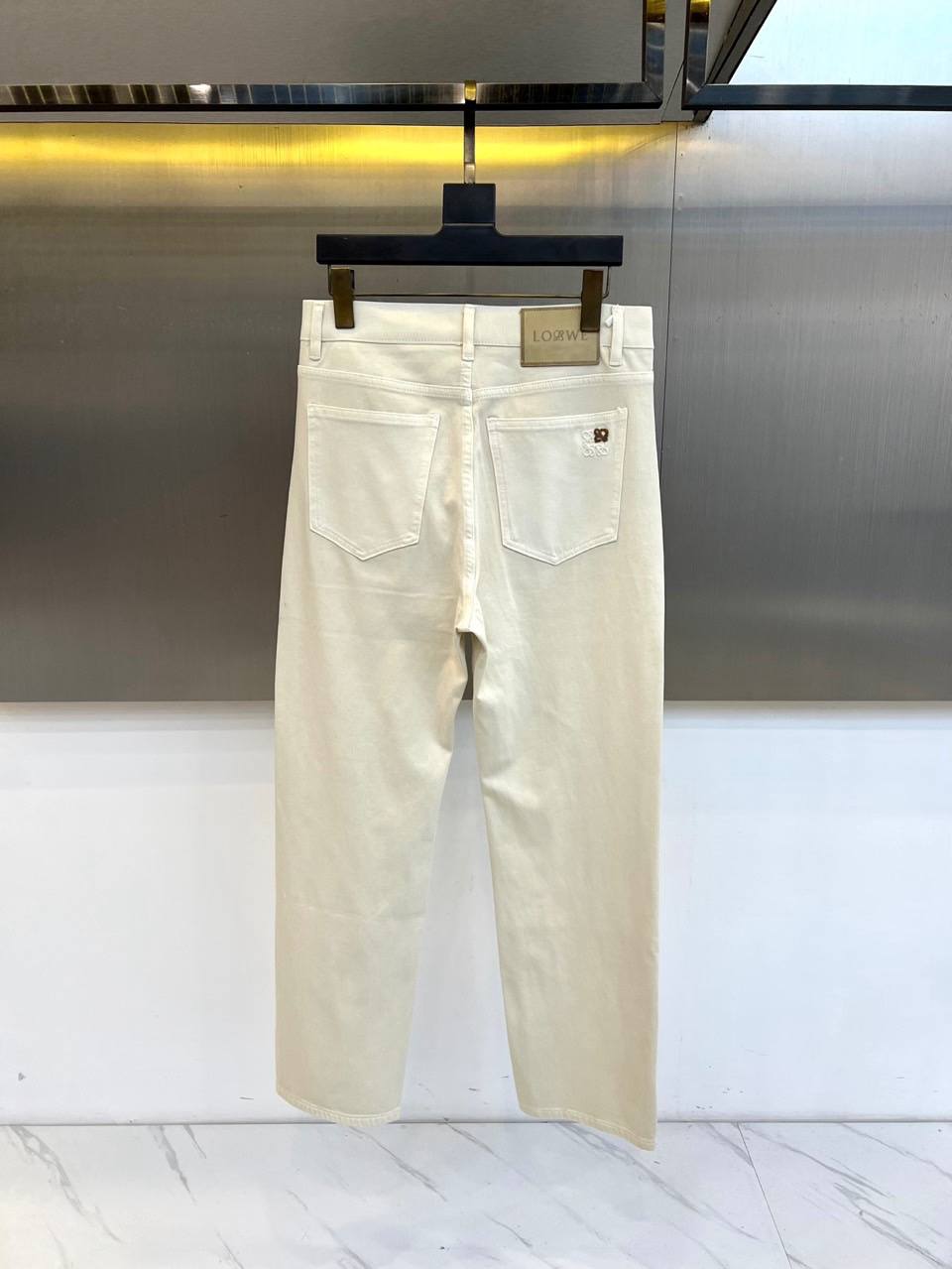 Lowe罗意威、2026春夏新品牛仔裤，以纯净温柔的色调开启季节焕新。经典直筒版型利落挺括，修饰腿部线条