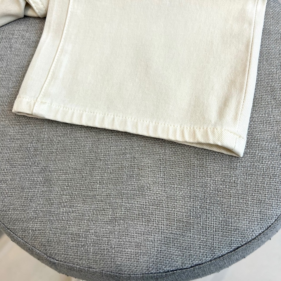 Lowe罗意威、2026春夏新品牛仔裤，以纯净温柔的色调开启季节焕新。经典直筒版型利落挺括，修饰腿部线条