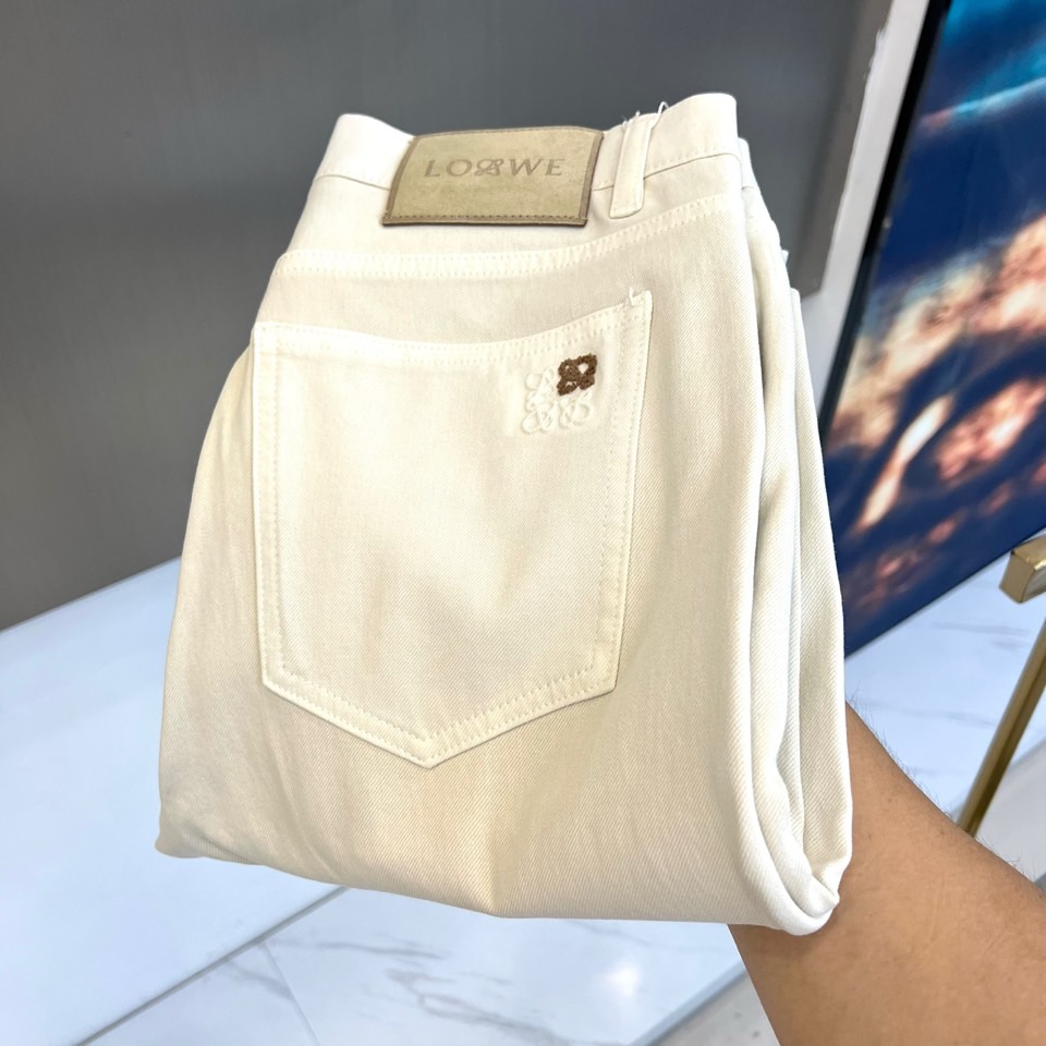 Lowe罗意威、2026春夏新品牛仔裤，以纯净温柔的色调开启季节焕新。经典直筒版型利落挺括，修饰腿部线条