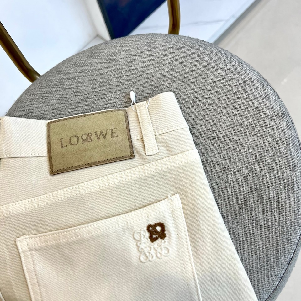 Lowe罗意威、2026春夏新品牛仔裤，以纯净温柔的色调开启季节焕新。经典直筒版型利落挺括，修饰腿部线条