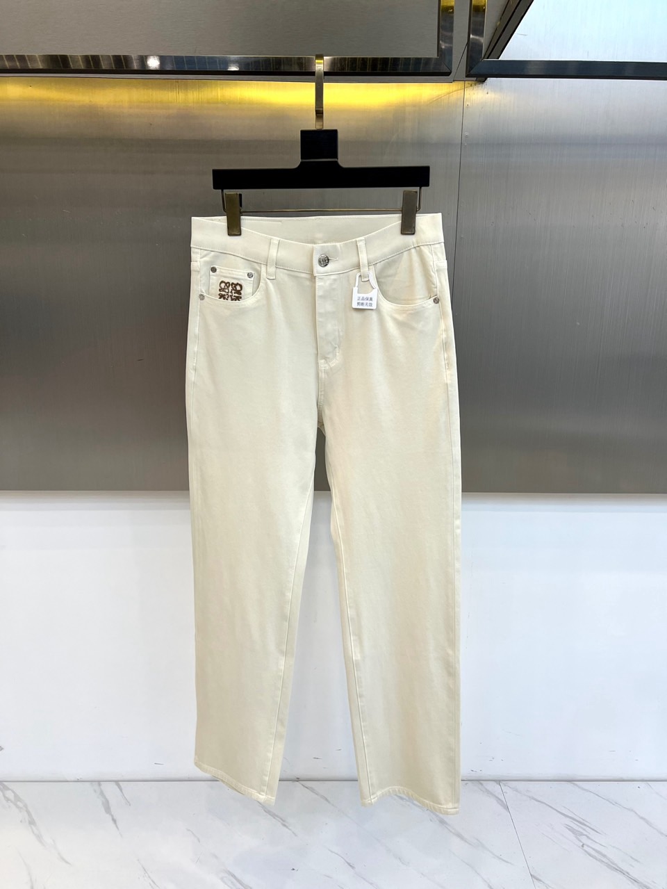 Lowe罗意威、2026春夏新品牛仔裤，以纯净温柔的色调开启季节焕新。经典直筒版型利落挺括，修饰腿部线条