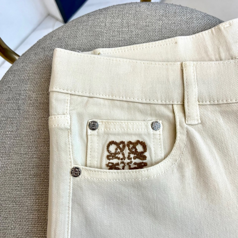 Lowe罗意威、2026春夏新品牛仔裤，以纯净温柔的色调开启季节焕新。经典直筒版型利落挺括，修饰腿部线条