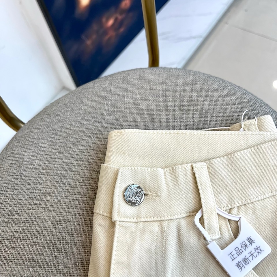 Lowe罗意威、2026春夏新品牛仔裤，以纯净温柔的色调开启季节焕新。经典直筒版型利落挺括，修饰腿部线条