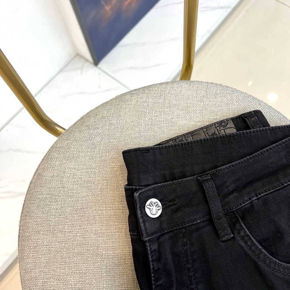 Dio迪奥、2026春夏新品丹宁牛仔裤，以纯色调重塑都市型男衣橱经典。这款修身直筒牛仔裤采用高弹面料，挺