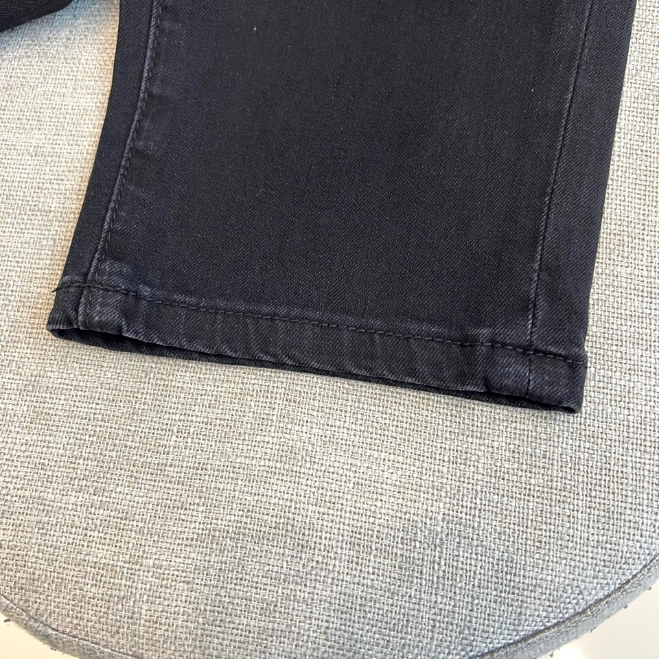 Dio迪奥、2026春夏新品丹宁牛仔裤，以纯色调重塑都市型男衣橱经典。这款修身直筒牛仔裤采用高弹面料，挺