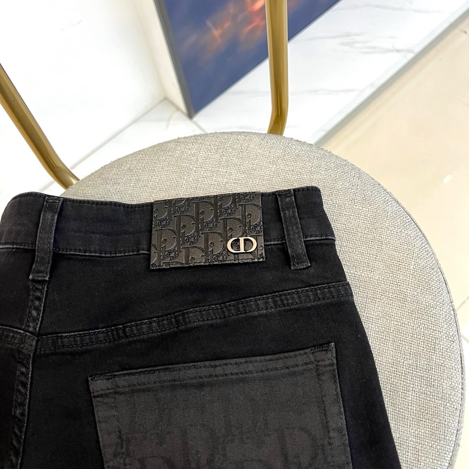 Dio迪奥、2026春夏新品丹宁牛仔裤，以纯色调重塑都市型男衣橱经典。这款修身直筒牛仔裤采用高弹面料，挺