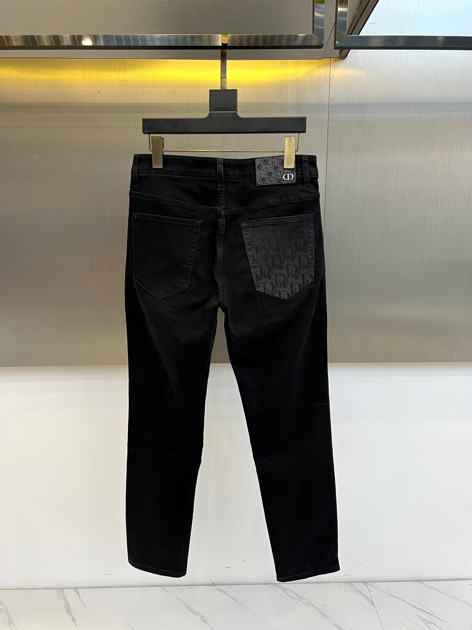 Dio迪奥、2026春夏新品丹宁牛仔裤，以纯色调重塑都市型男衣橱经典。这款修身直筒牛仔裤采用高弹面料，挺