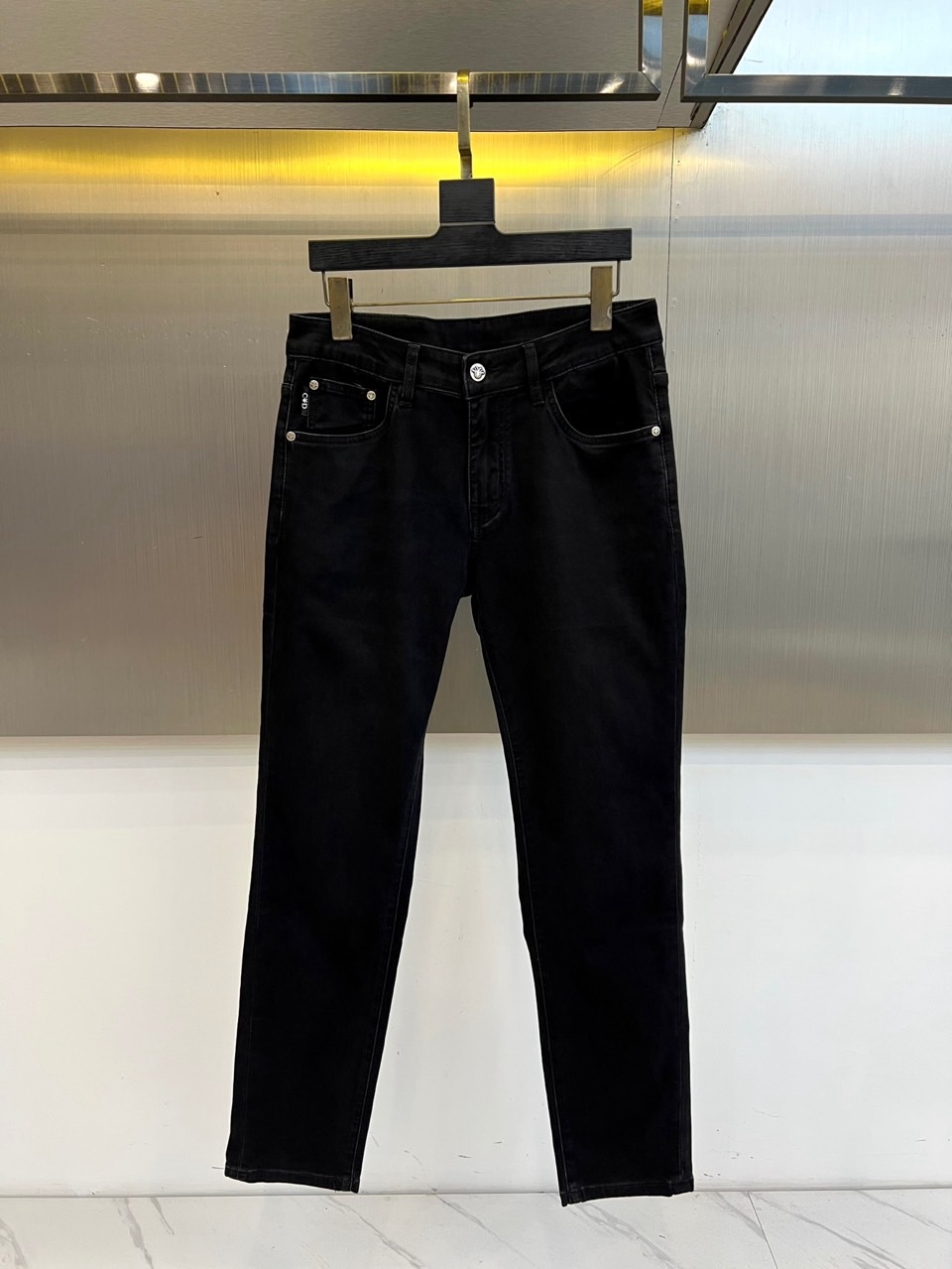 Dio迪奥、2026春夏新品丹宁牛仔裤，以纯色调重塑都市型男衣橱经典。这款修身直筒牛仔裤采用高弹面料，挺