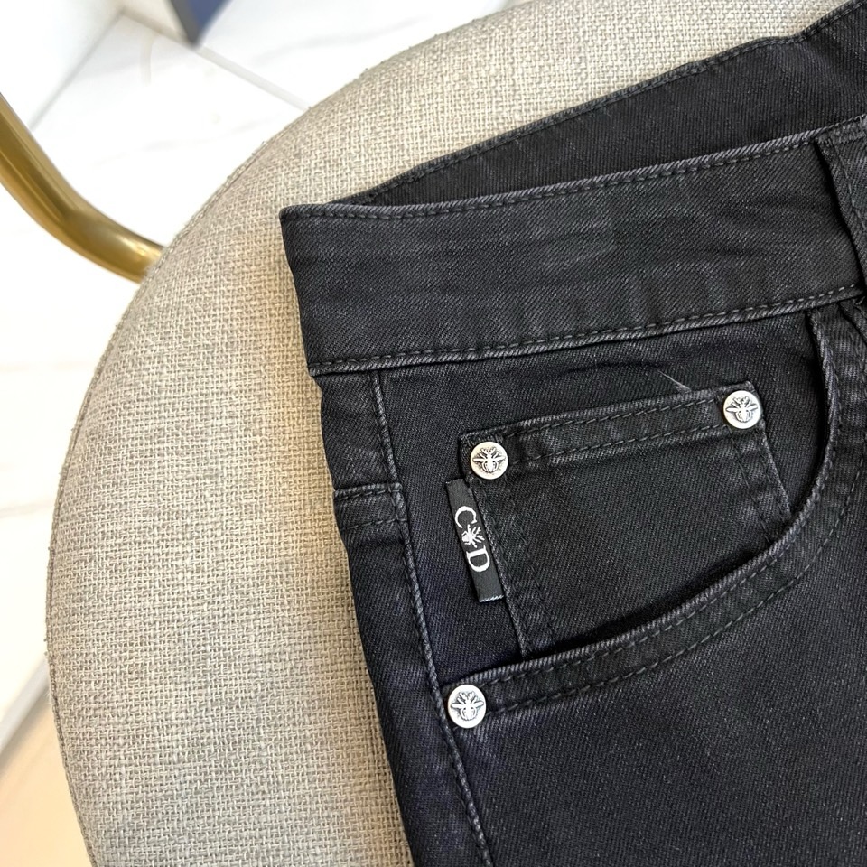 Dio迪奥、2026春夏新品丹宁牛仔裤，以纯色调重塑都市型男衣橱经典。这款修身直筒牛仔裤采用高弹面料，挺