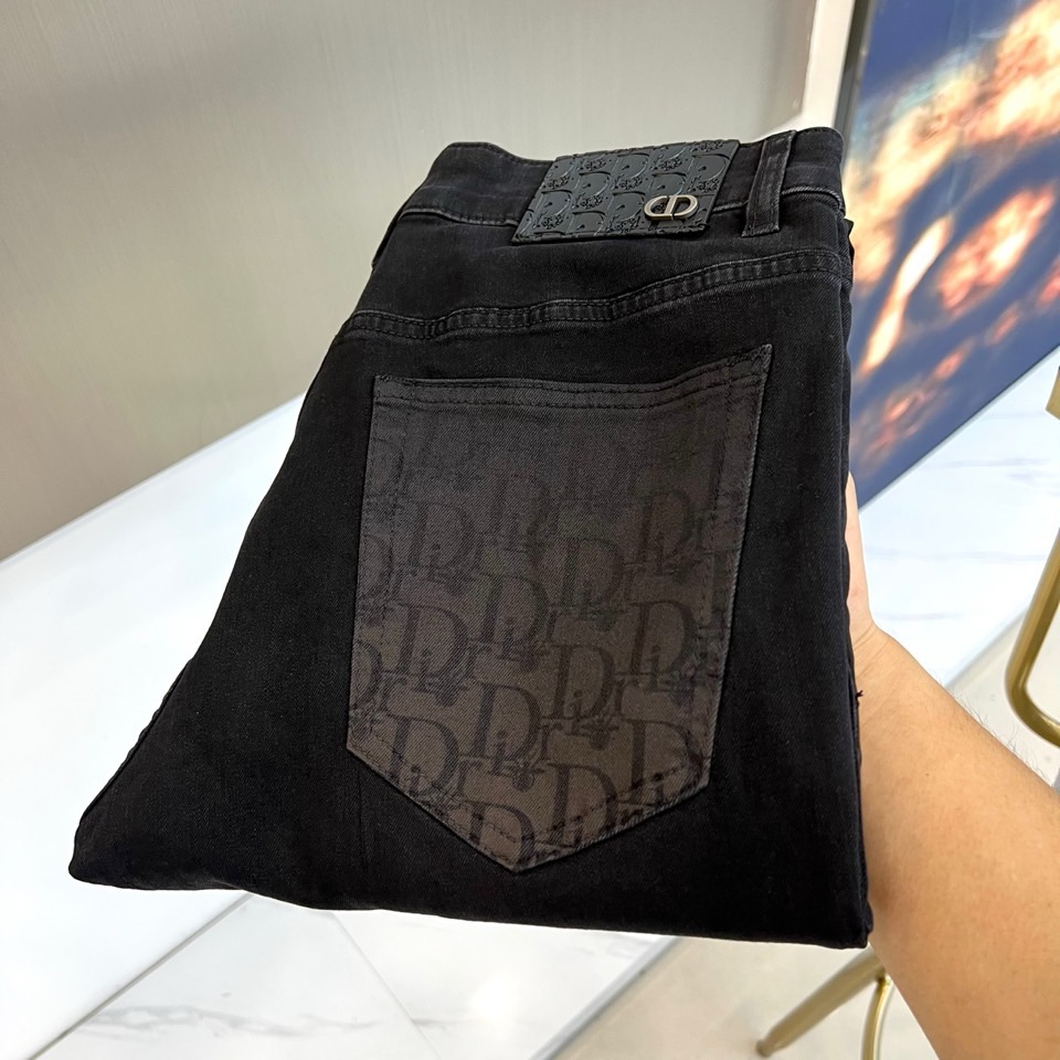 Dio迪奥、2026春夏新品丹宁牛仔裤，以纯色调重塑都市型男衣橱经典。这款修身直筒牛仔裤采用高弹面料，挺