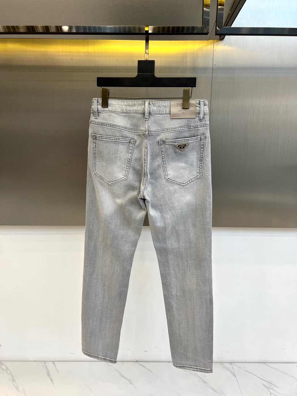 Prad普拉达、2026春夏新品牛仔裤，采用立体剪裁工艺打造修身小直筒版型，完美修饰腿部线条。面料选用高