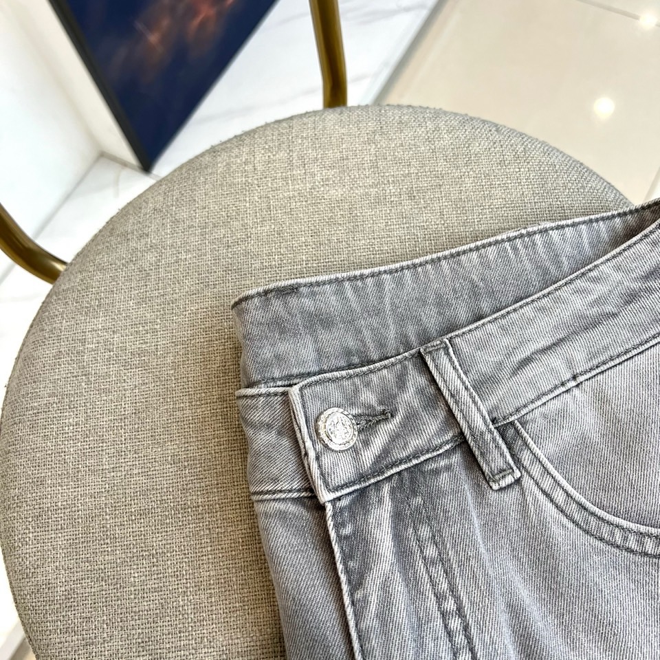 Prad普拉达、2026春夏新品牛仔裤，采用立体剪裁工艺打造修身小直筒版型，完美修饰腿部线条。面料选用高