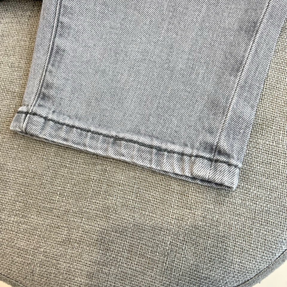 Prad普拉达、2026春夏新品牛仔裤，采用立体剪裁工艺打造修身小直筒版型，完美修饰腿部线条。面料选用高