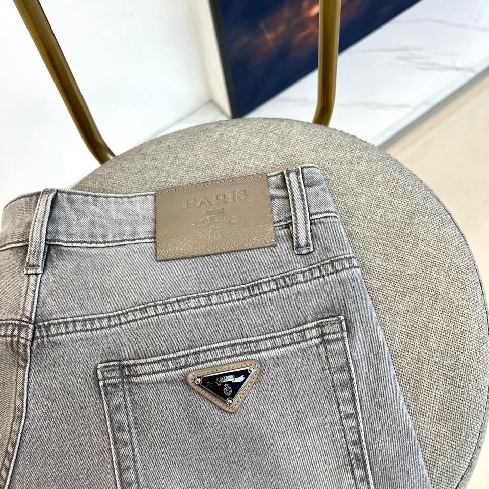 Prad普拉达、2026春夏新品牛仔裤，采用立体剪裁工艺打造修身小直筒版型，完美修饰腿部线条。面料选用高