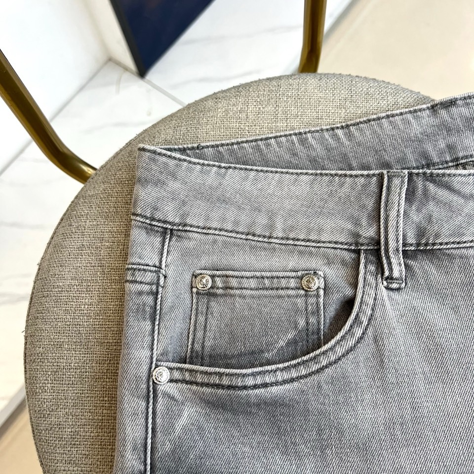 Prad普拉达、2026春夏新品牛仔裤，采用立体剪裁工艺打造修身小直筒版型，完美修饰腿部线条。面料选用高