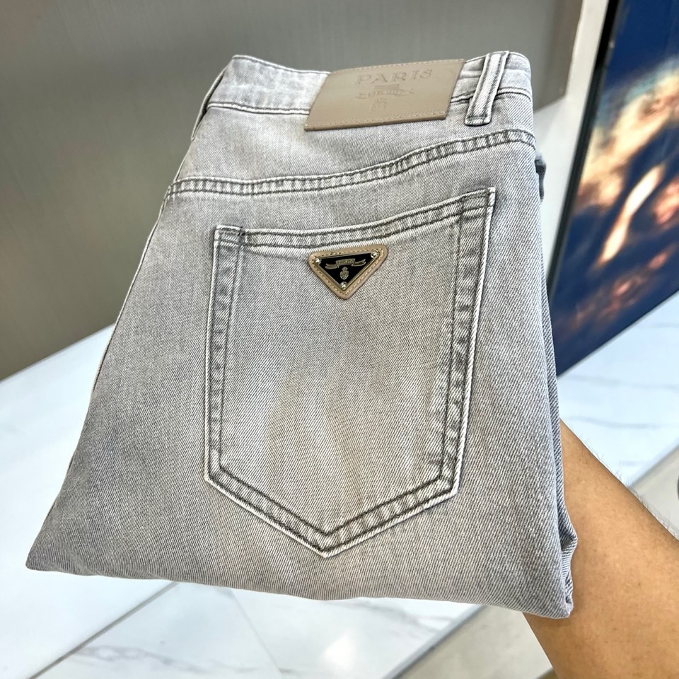 Prad普拉达、2026春夏新品牛仔裤，采用立体剪裁工艺打造修身小直筒版型，完美修饰腿部线条。面料选用高