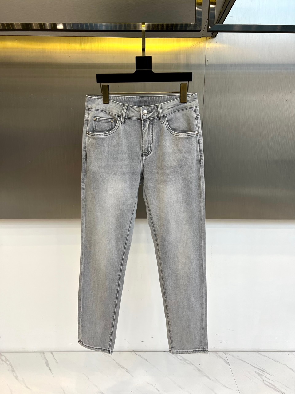 Prad普拉达、2026春夏新品牛仔裤，采用立体剪裁工艺打造修身小直筒版型，完美修饰腿部线条。面料选用高