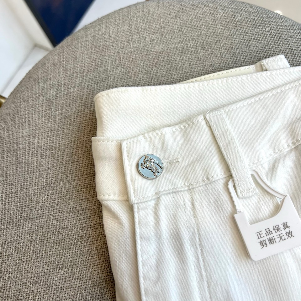 Bur巴宝莉、2026春夏新品牛仔裤，以纯色为底色打造清爽利落的视觉基调，经典五袋版型搭配修身小直筒剪裁