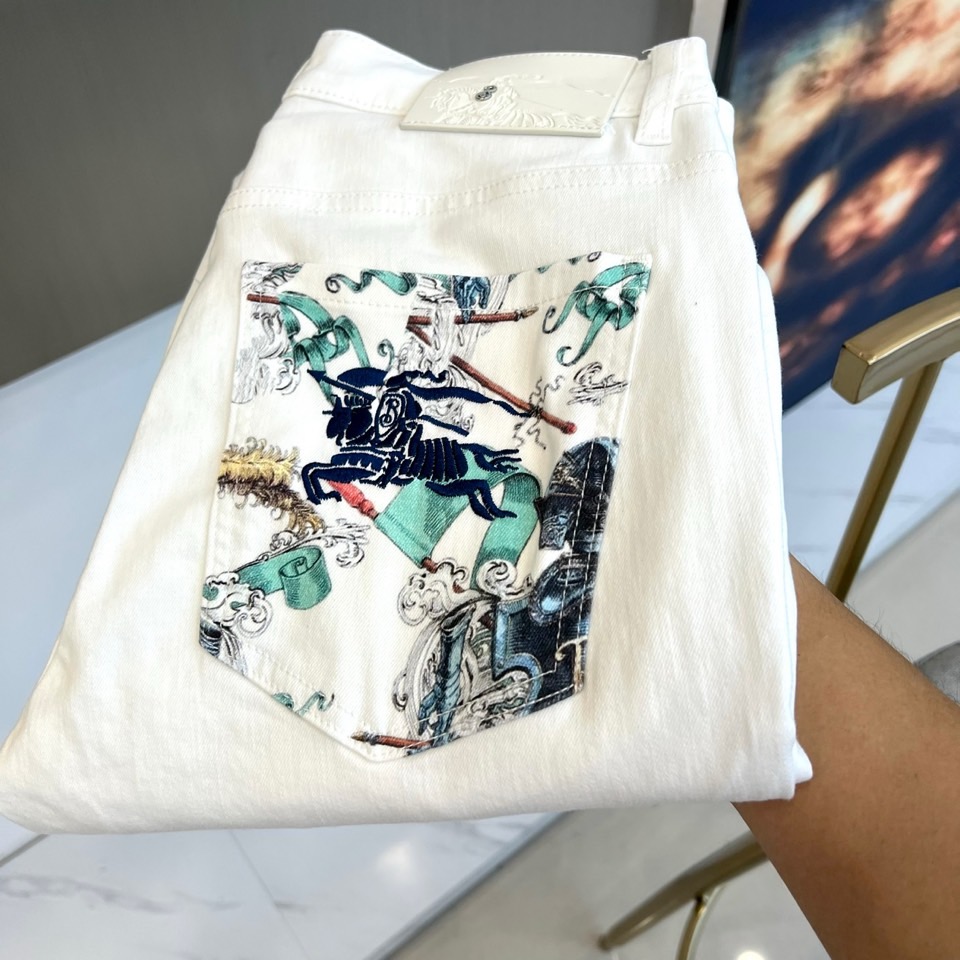 Bur巴宝莉、2026春夏新品牛仔裤，以纯色为底色打造清爽利落的视觉基调，经典五袋版型搭配修身小直筒剪裁