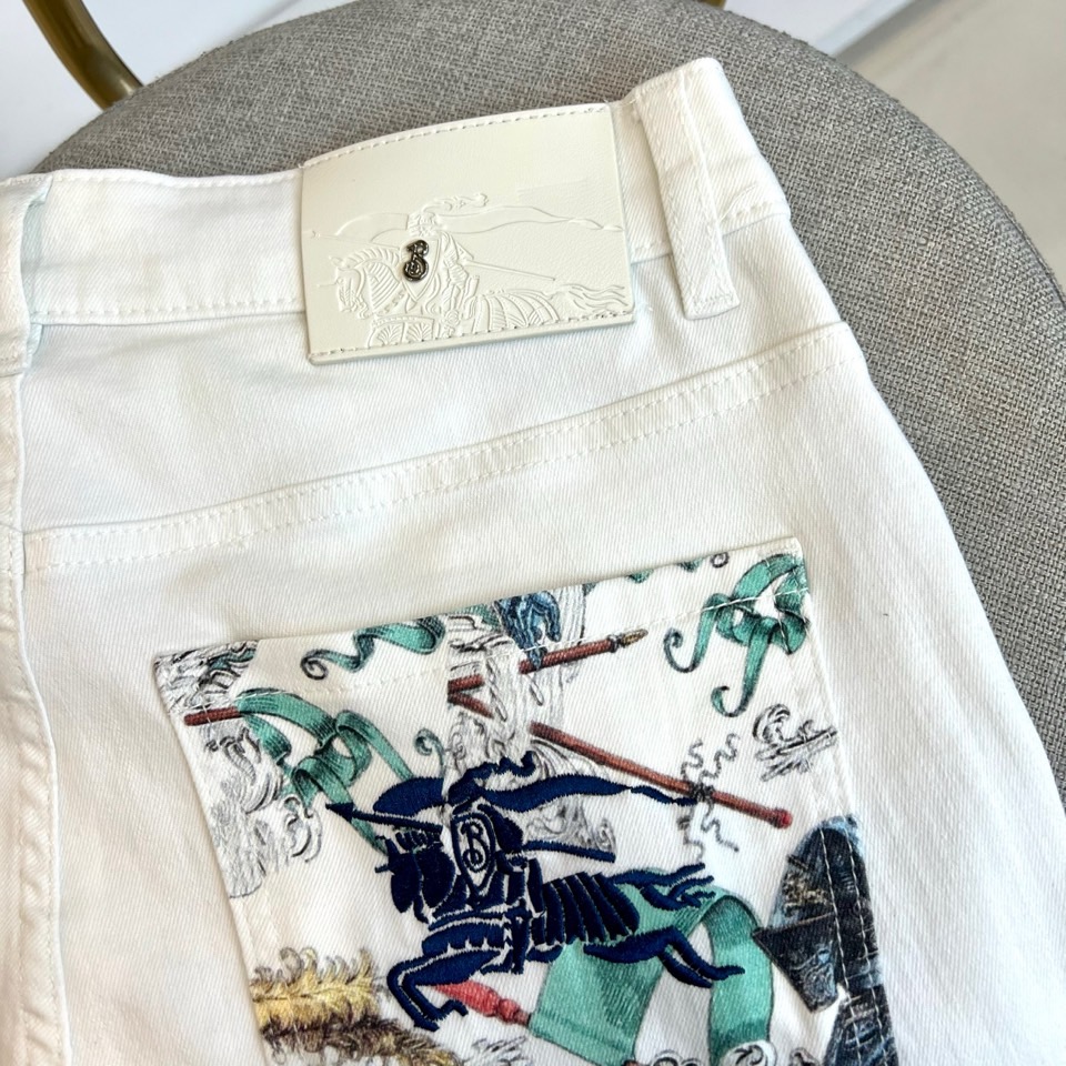 Bur巴宝莉、2026春夏新品牛仔裤，以纯色为底色打造清爽利落的视觉基调，经典五袋版型搭配修身小直筒剪裁