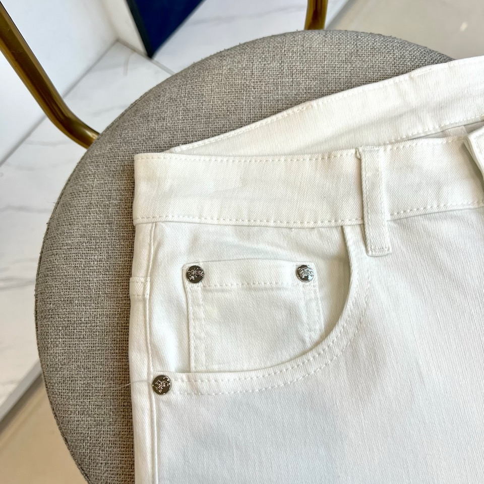 Bur巴宝莉、2026春夏新品牛仔裤，以纯色为底色打造清爽利落的视觉基调，经典五袋版型搭配修身小直筒剪裁