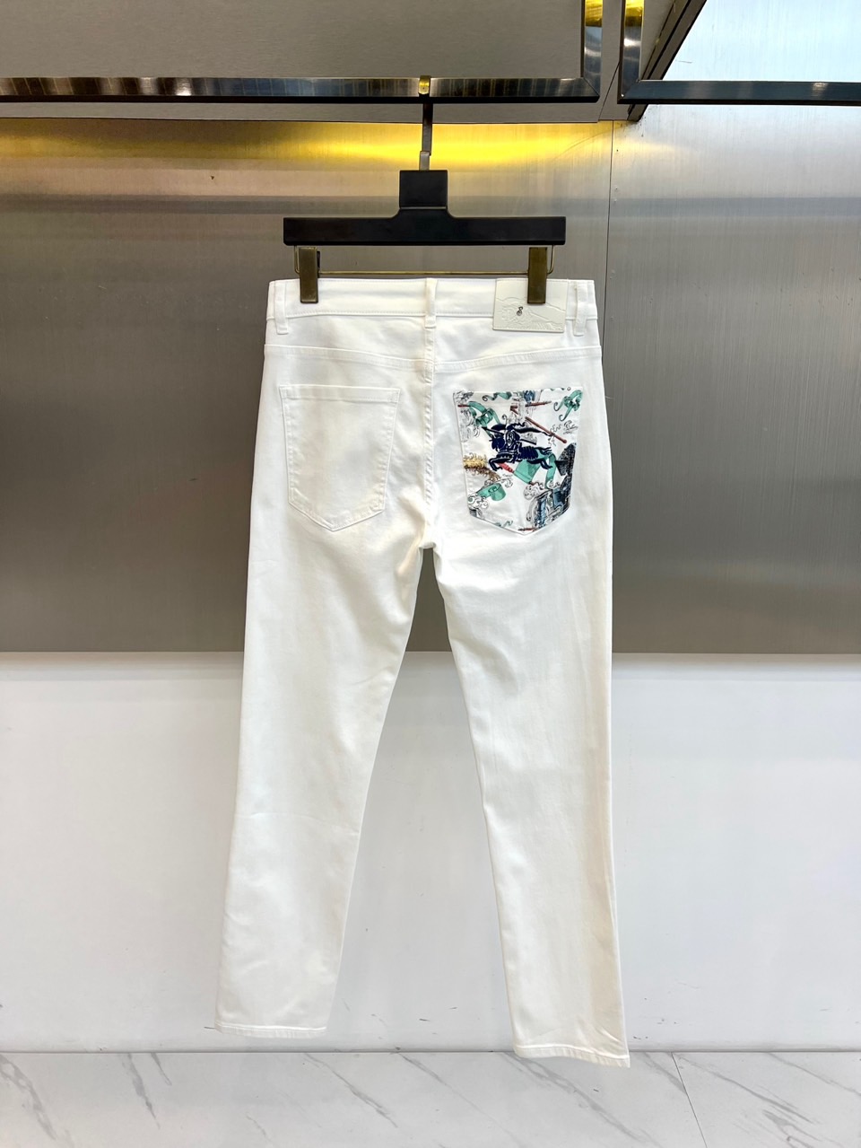 Bur巴宝莉、2026春夏新品牛仔裤，以纯色为底色打造清爽利落的视觉基调，经典五袋版型搭配修身小直筒剪裁