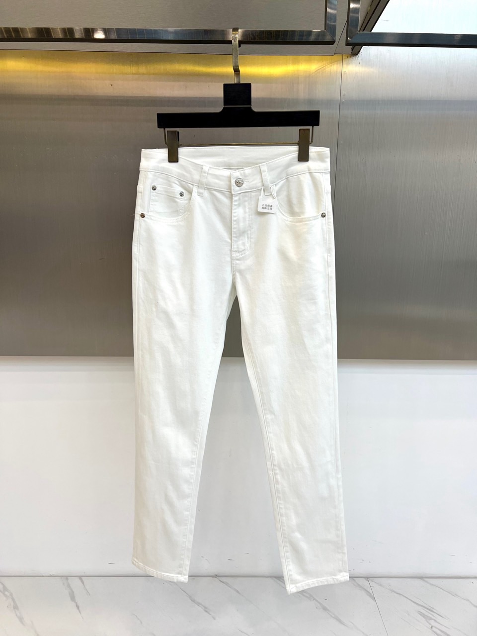 Bur巴宝莉、2026春夏新品牛仔裤，以纯色为底色打造清爽利落的视觉基调，经典五袋版型搭配修身小直筒剪裁