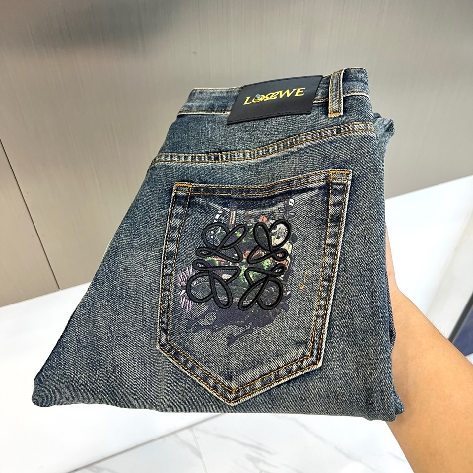 Lowe罗意威、2026春夏新品牛仔裤，以经典水洗为基底，融合复古做旧工艺与现代修身剪裁，打造随性不失精