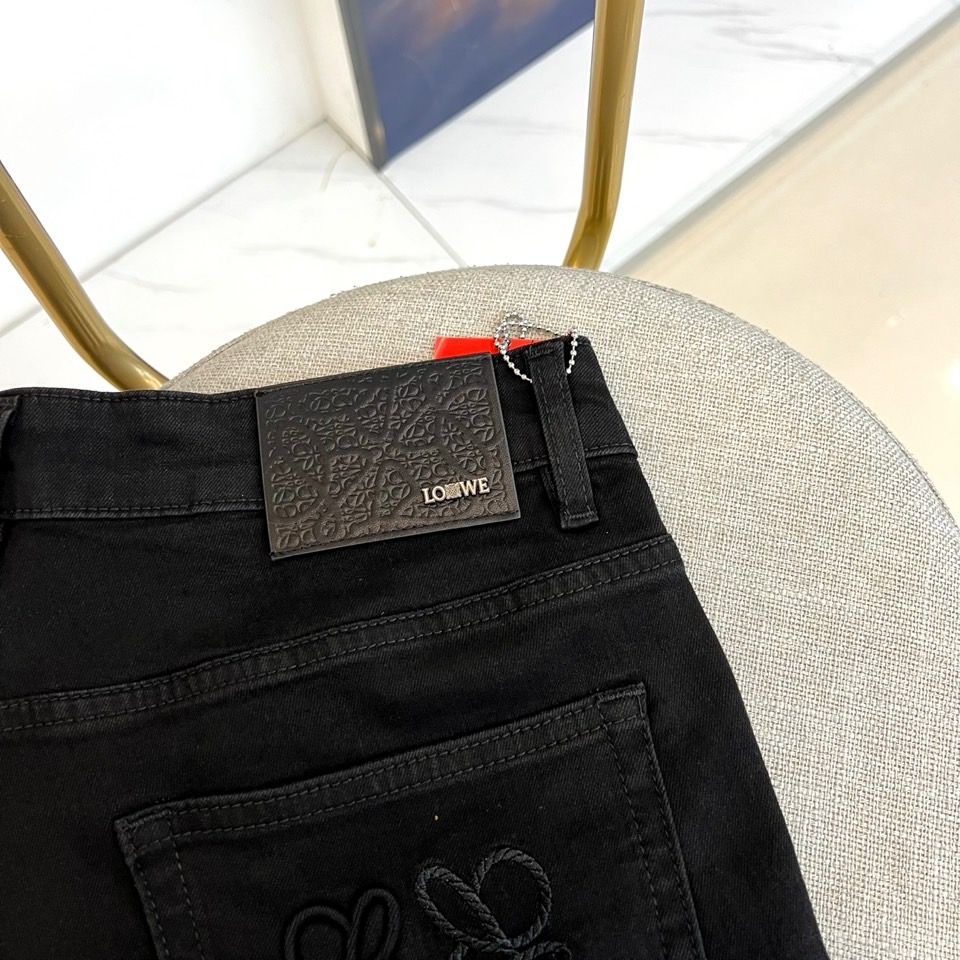Lowe罗意威、2026春夏新品牛仔裤，以低调奢华姿态登场，延续品牌经典工艺美学。整体采用深邃纯色丹宁面