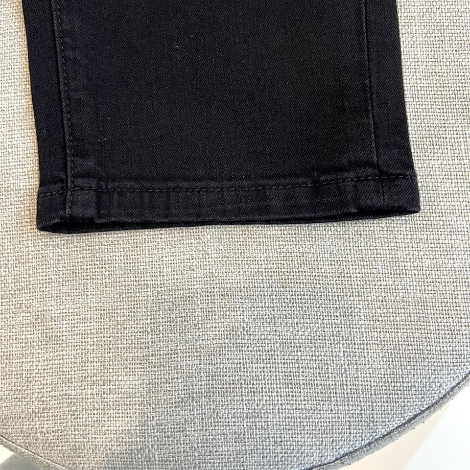 Lowe罗意威、2026春夏新品牛仔裤，以低调奢华姿态登场，延续品牌经典工艺美学。整体采用深邃纯色丹宁面