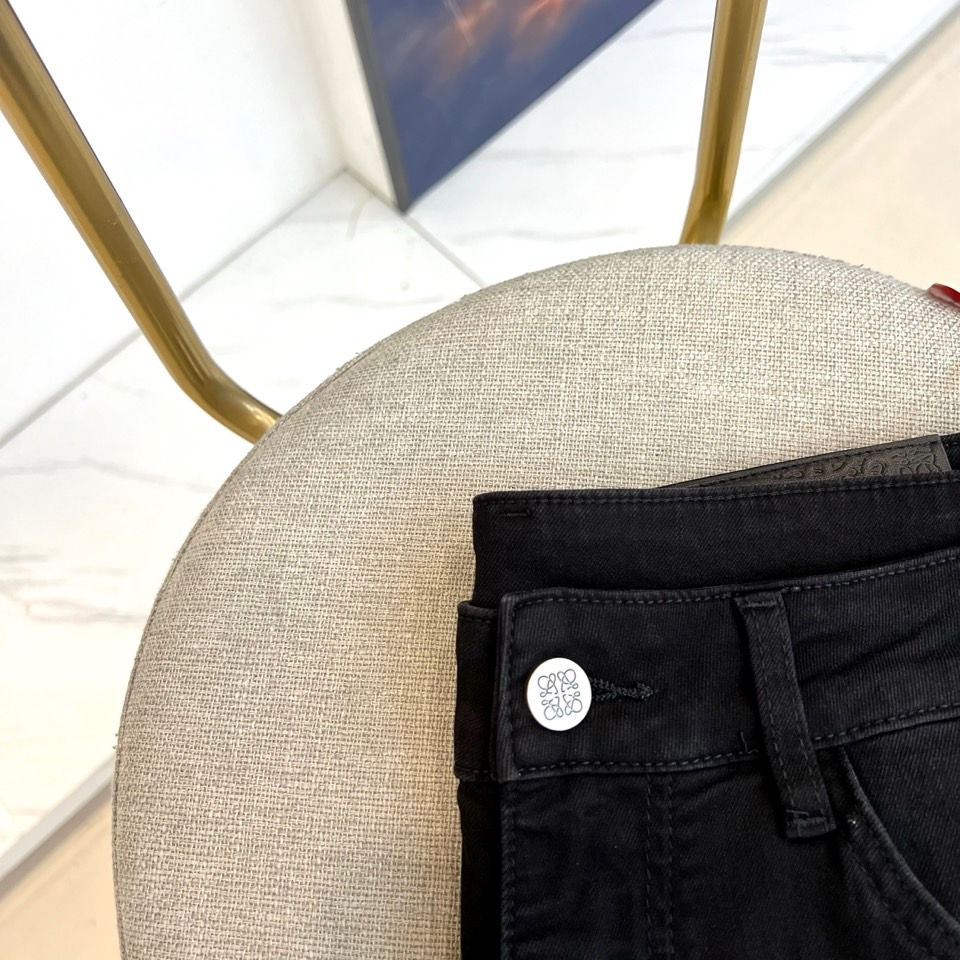 Lowe罗意威、2026春夏新品牛仔裤，以低调奢华姿态登场，延续品牌经典工艺美学。整体采用深邃纯色丹宁面