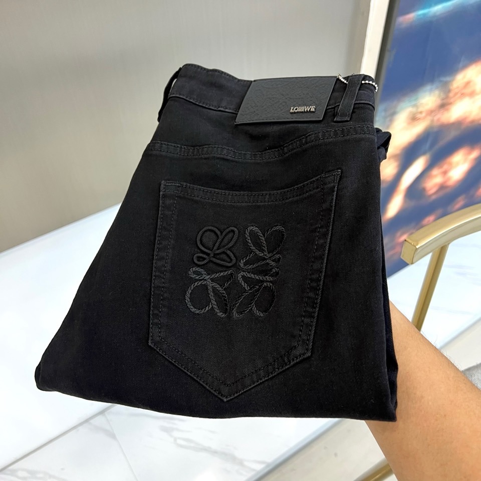 Lowe罗意威、2026春夏新品牛仔裤，以低调奢华姿态登场，延续品牌经典工艺美学。整体采用深邃纯色丹宁面