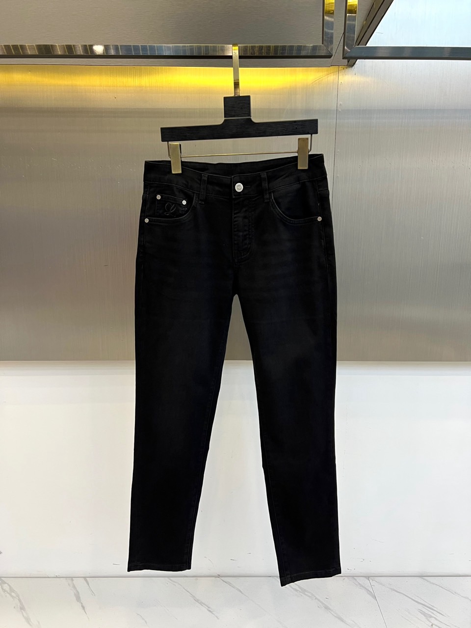 Lowe罗意威、2026春夏新品牛仔裤，以低调奢华姿态登场，延续品牌经典工艺美学。整体采用深邃纯色丹宁面