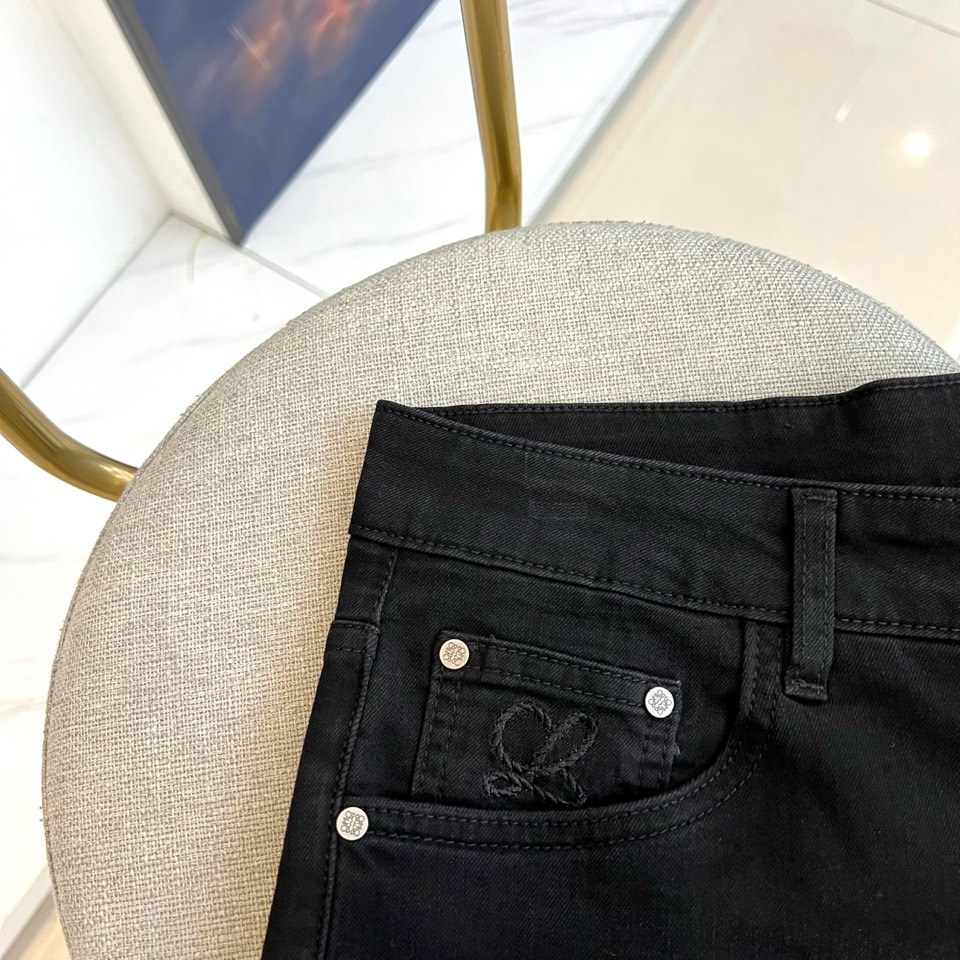 Lowe罗意威、2026春夏新品牛仔裤，以低调奢华姿态登场，延续品牌经典工艺美学。整体采用深邃纯色丹宁面