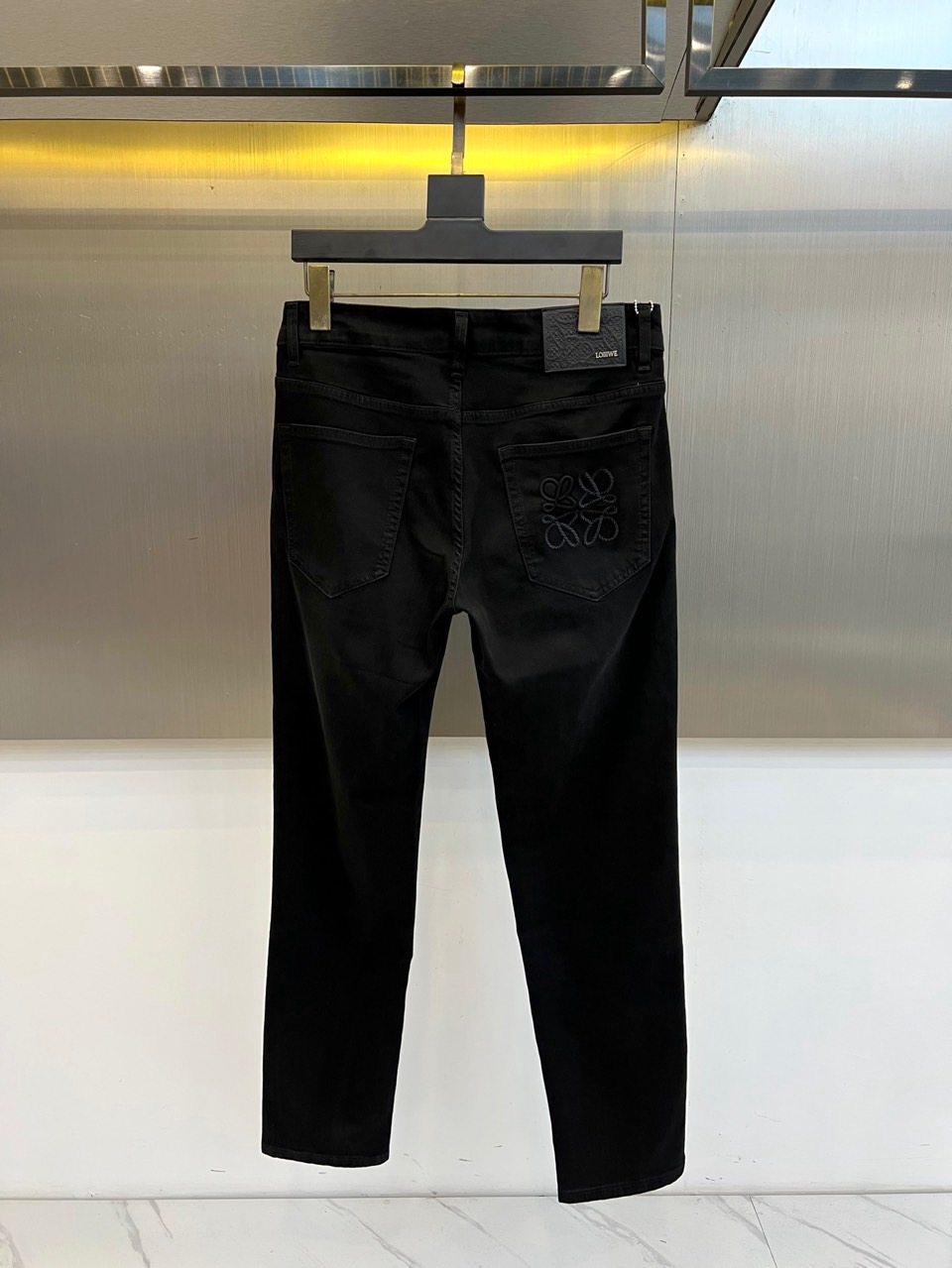 Lowe罗意威、2026春夏新品牛仔裤，以低调奢华姿态登场，延续品牌经典工艺美学。整体采用深邃纯色丹宁面