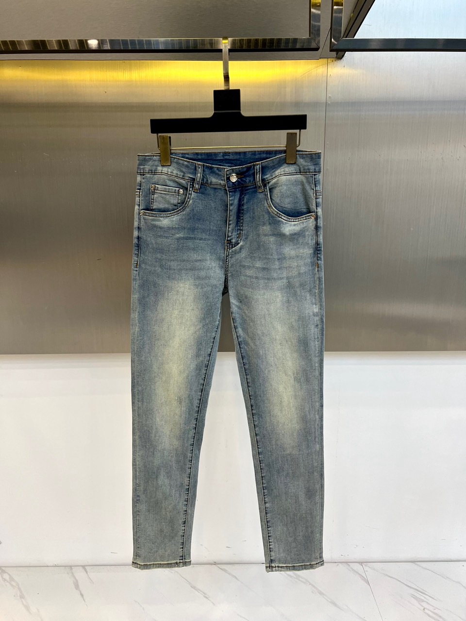 VT华伦天奴、2026春夏新品牛仔裤，以利落直筒剪裁重塑日常穿搭美学，水洗色调渐变自然，深浅交织的做旧纹