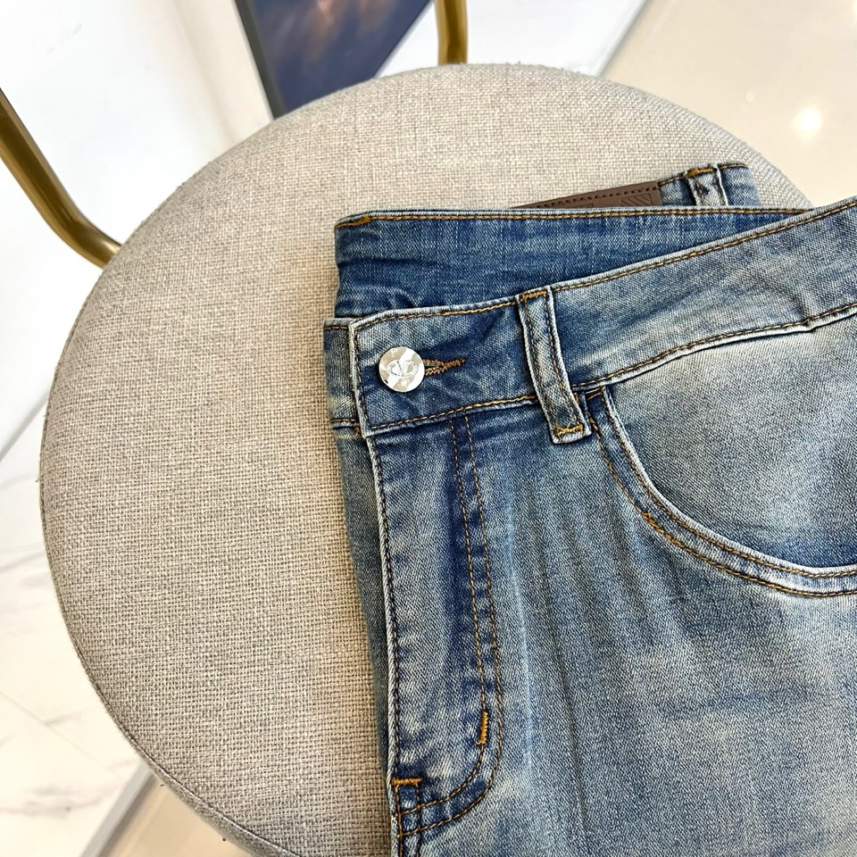 VT华伦天奴、2026春夏新品牛仔裤，以利落直筒剪裁重塑日常穿搭美学，水洗色调渐变自然，深浅交织的做旧纹
