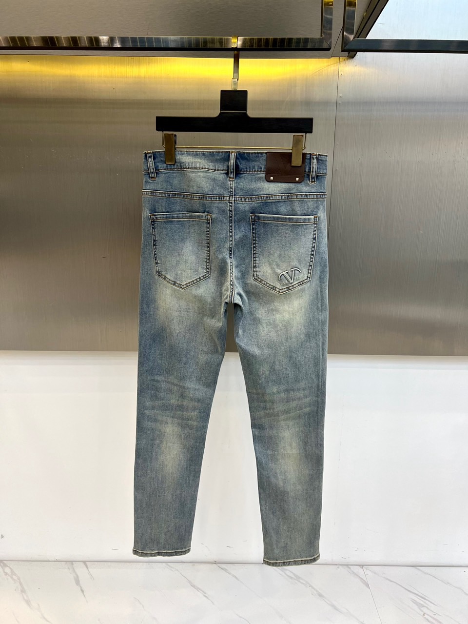 VT华伦天奴、2026春夏新品牛仔裤，以利落直筒剪裁重塑日常穿搭美学，水洗色调渐变自然，深浅交织的做旧纹