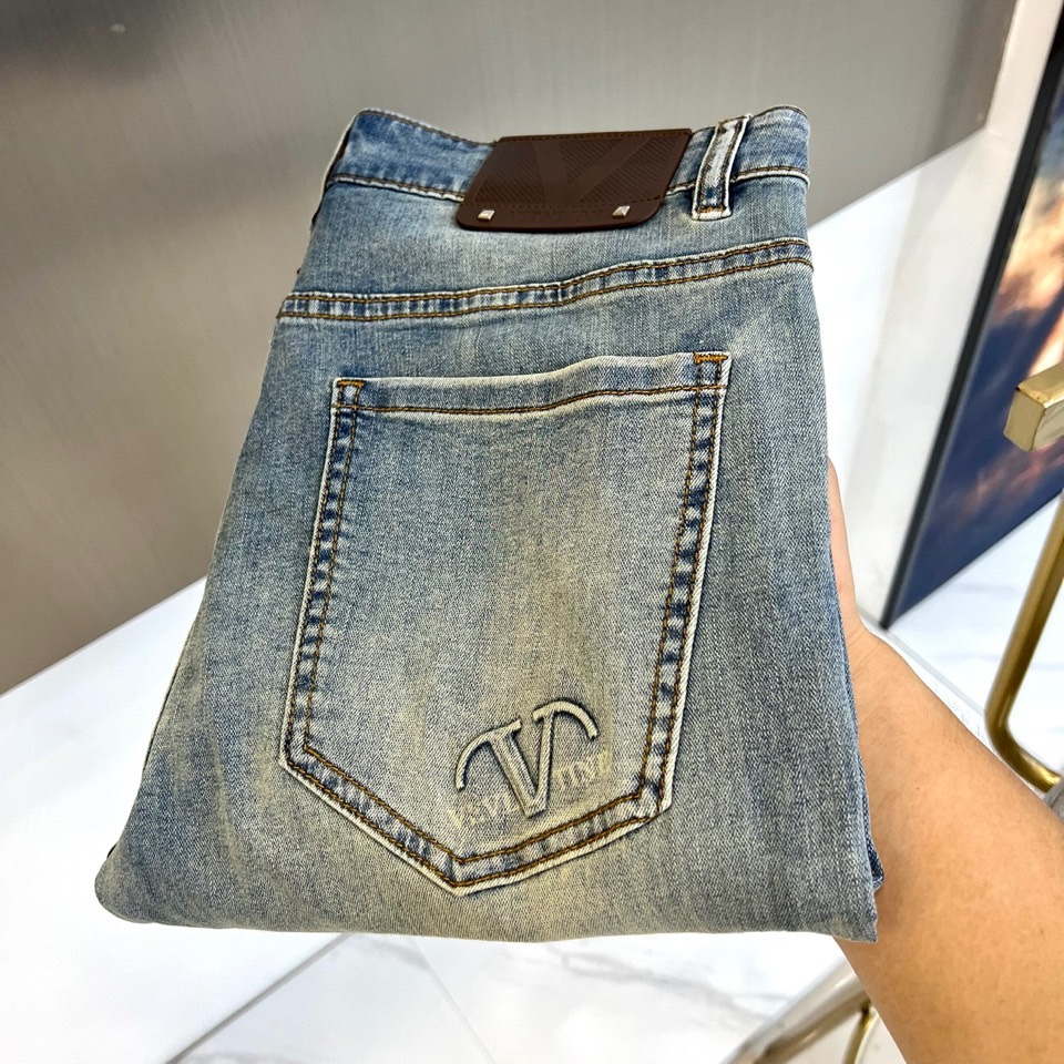 VT华伦天奴、2026春夏新品牛仔裤，以利落直筒剪裁重塑日常穿搭美学，水洗色调渐变自然，深浅交织的做旧纹