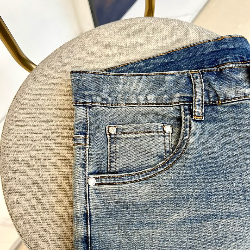 VT华伦天奴、2026春夏新品牛仔裤，以利落直筒剪裁重塑日常穿搭美学，水洗色调渐变自然，深浅交织的做旧纹