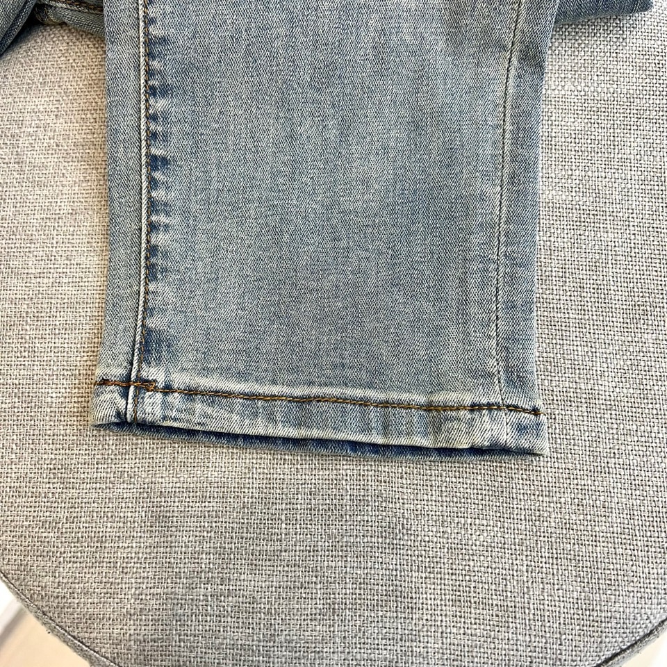 VT华伦天奴、2026春夏新品牛仔裤，以利落直筒剪裁重塑日常穿搭美学，水洗色调渐变自然，深浅交织的做旧纹