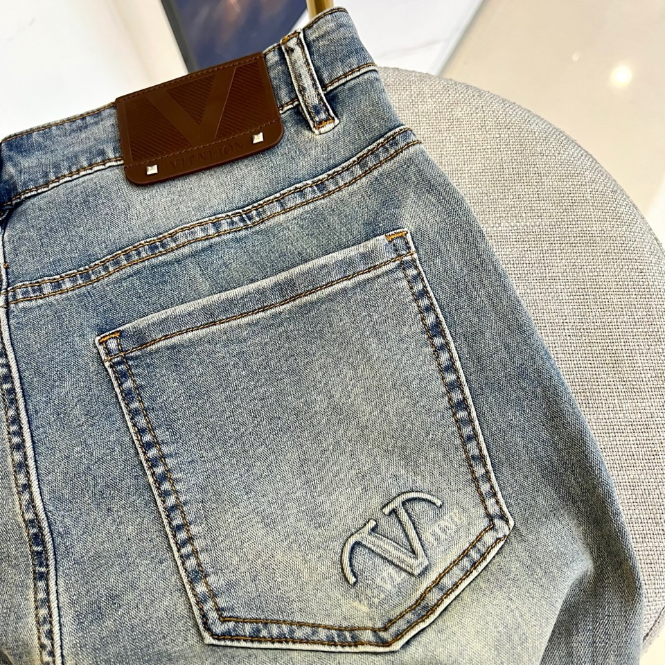VT华伦天奴、2026春夏新品牛仔裤，以利落直筒剪裁重塑日常穿搭美学，水洗色调渐变自然，深浅交织的做旧纹