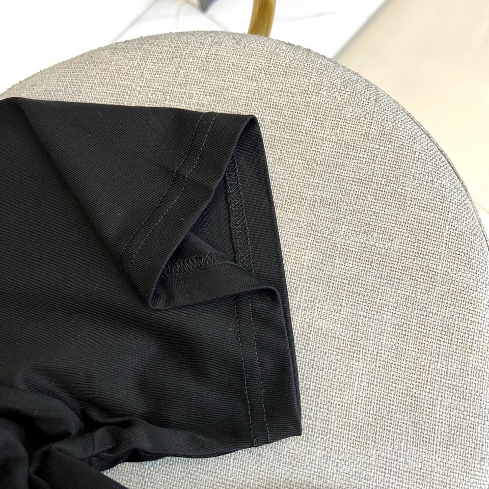 Dio迪奥、2026春夏新品短袖T恤，以纯色为基底，胸前立体刺绣四叶草图案饱满生动，色调沉稳优雅，叶片纹