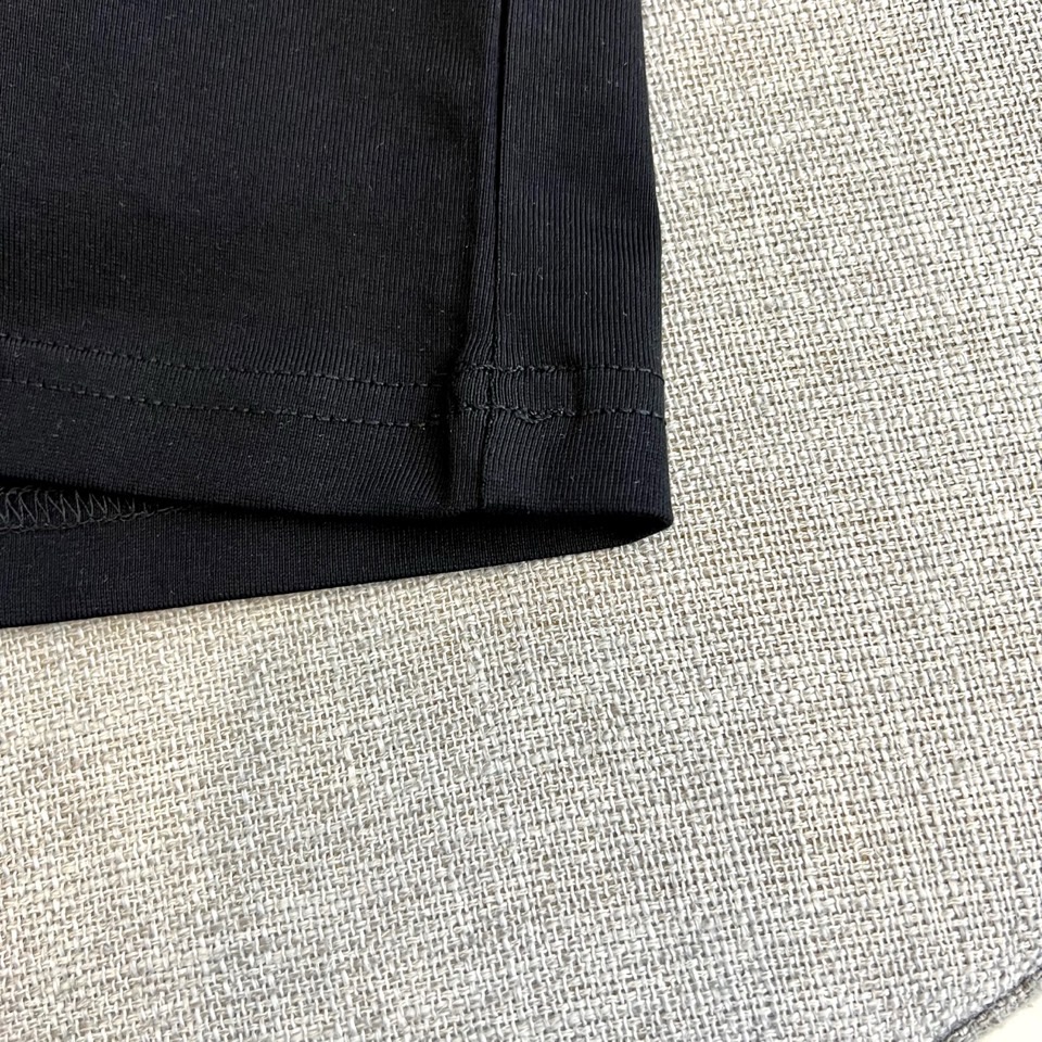 Dio迪奥、2026春夏新品短袖T恤，以纯色为基底，胸前立体刺绣四叶草图案饱满生动，色调沉稳优雅，叶片纹